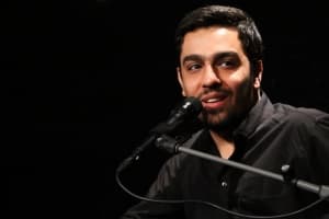 همینجا دور اکبر را گرفتند